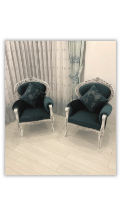 atolyelerden gelenler ahsaplari beyaza boyanmis yesil kadife dösemeli eskitme berjer takimi png