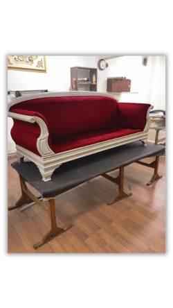 atolyelerden gelenler kirmizi kadife beyaz ahsap islemeli vintage kanepe png